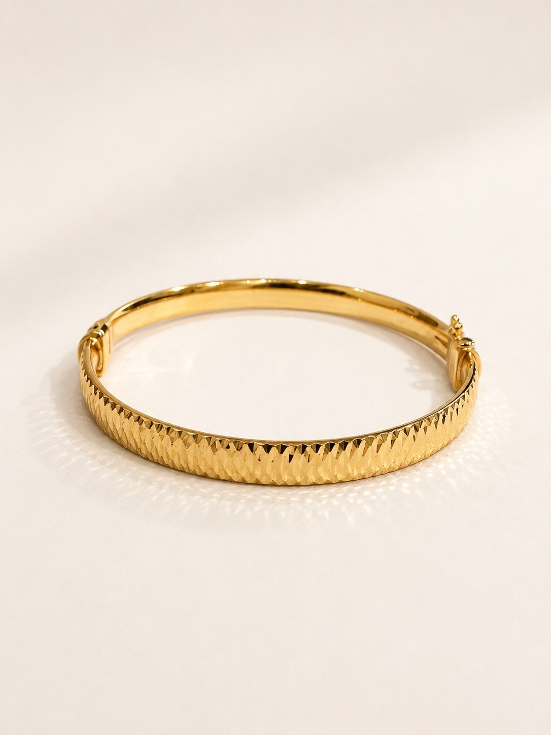 Facettierter Armreif aus 14 Karat Gold – 11,60 g – 60 × 53 mm