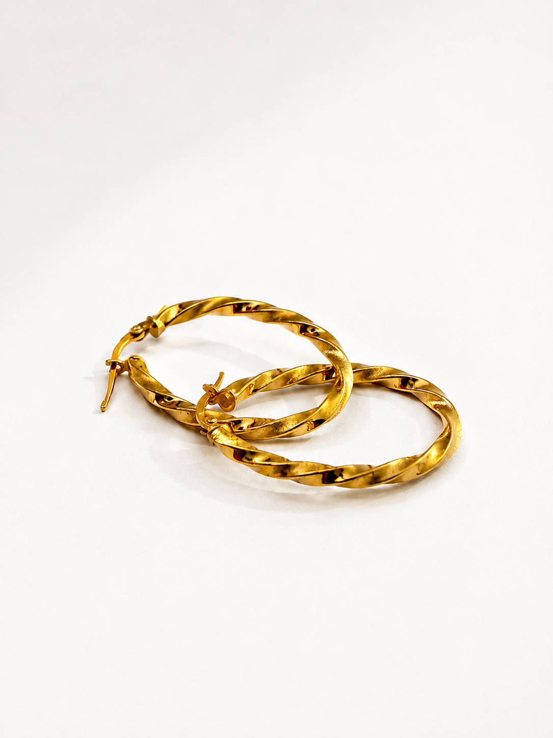 Gedrehte Creolen aus 22 Karat Gold – 2,8 g – Ø 60 mm