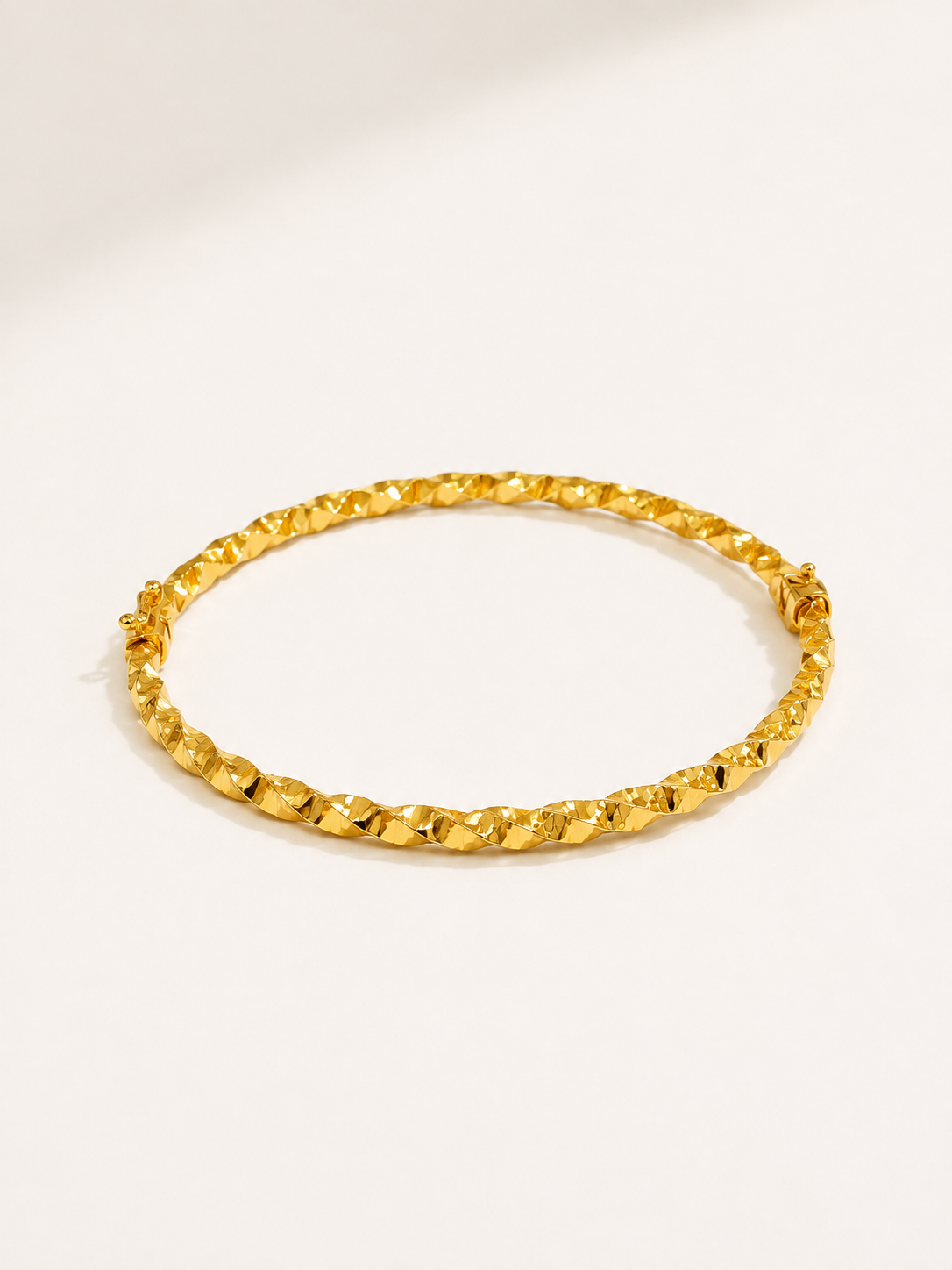 Facettierter Armreif aus 14 Karat Gold – 6,26 g – 55 × 62 mm